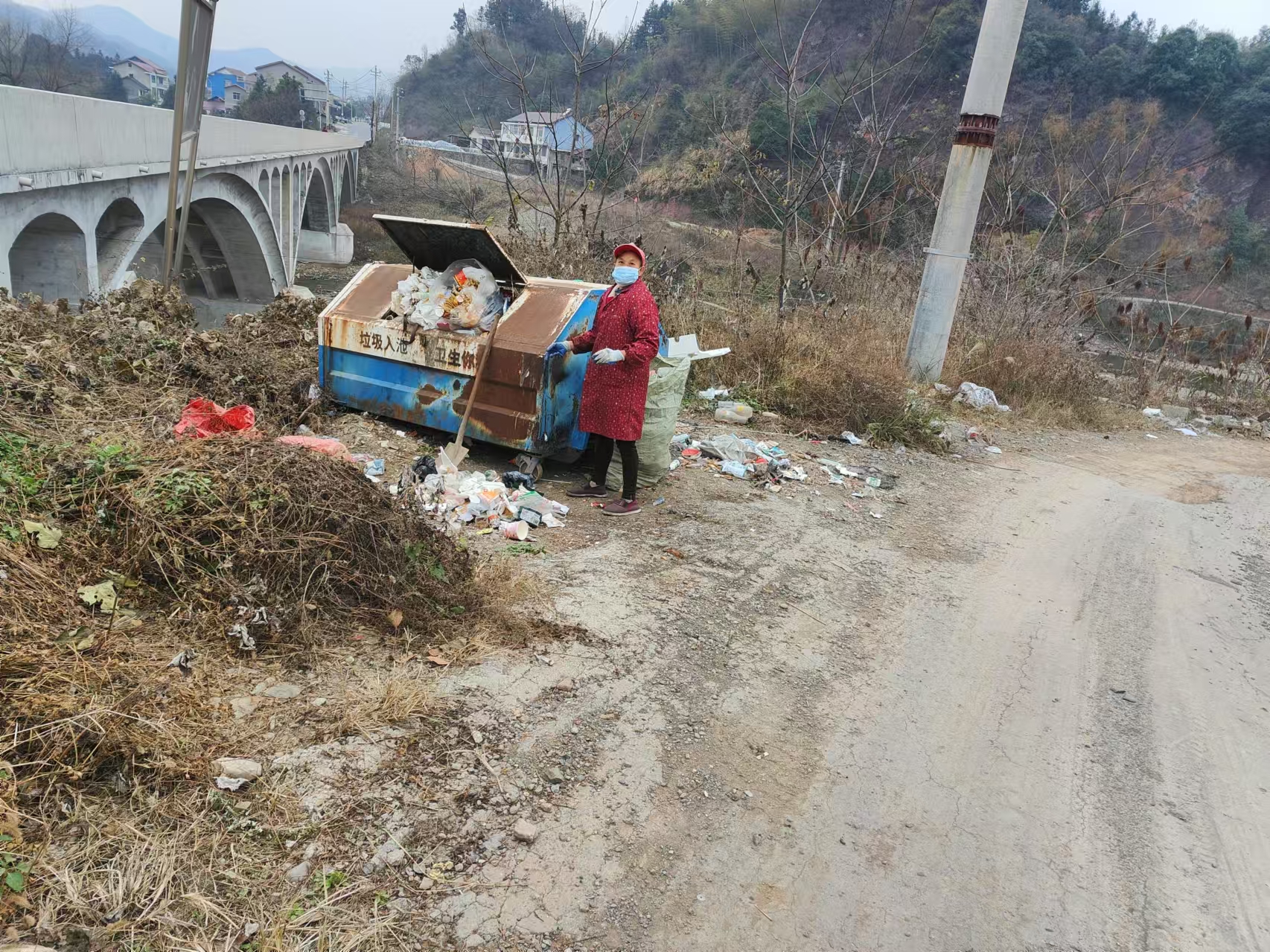 官庄镇三渡水村国道两边垃圾清理