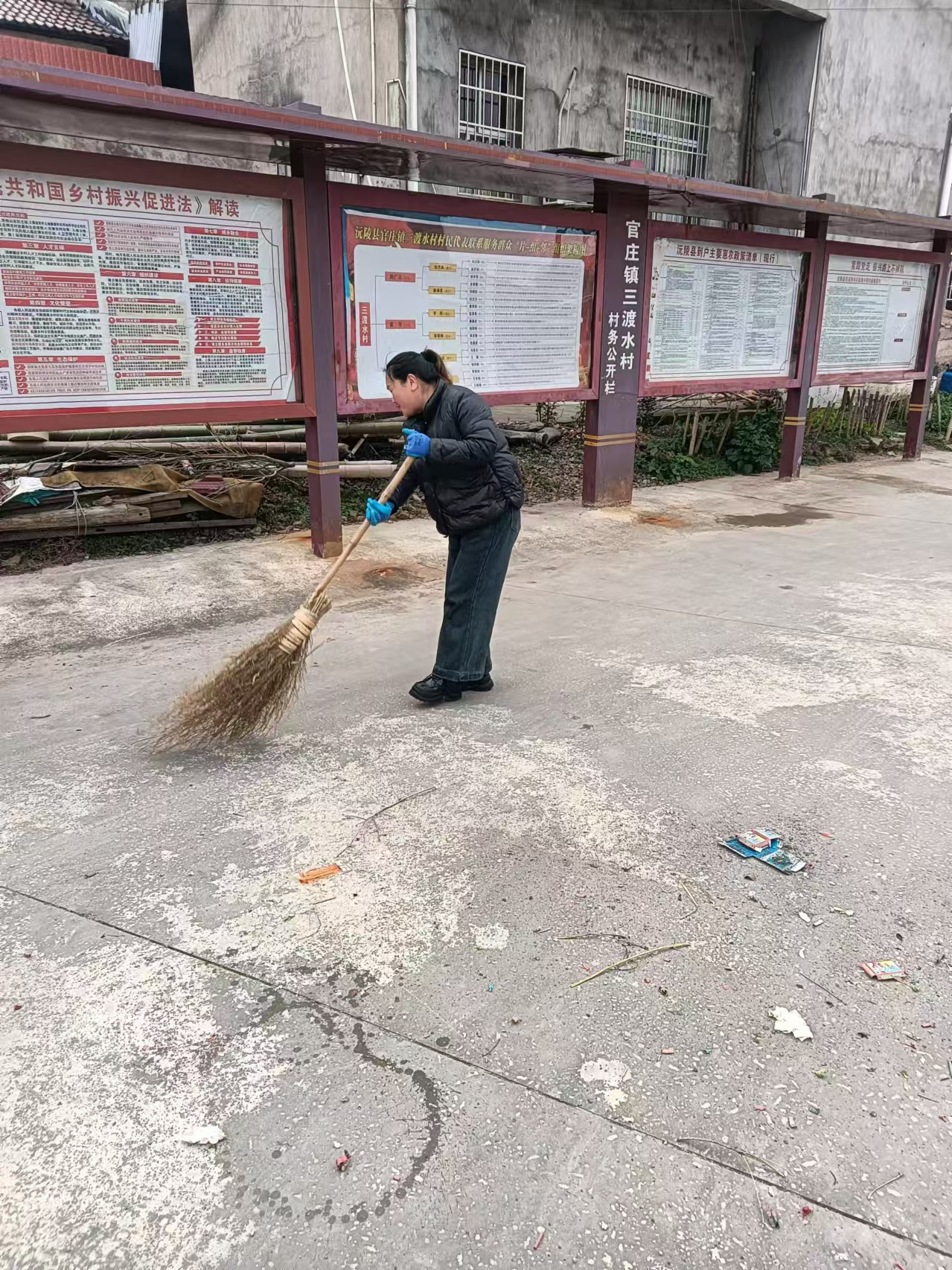 官庄镇三渡水村国道两边垃圾清理